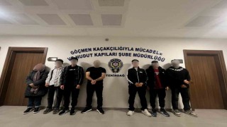 Düğün aracı süsü verilen otomobilden 5 kaçak göçmen çıktı