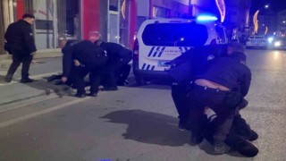 Dükkan basıp polise direnen şahıslar gazetecilere saldırdı: o anlar kamerada