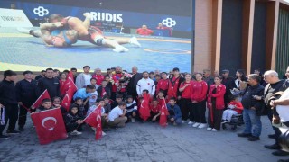 Dünya 3ncüsü olan milli güreşçiye Erzincanda coşkulu karşılama