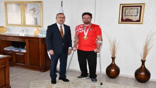 Dünya şampiyonu olan Cırık, İl Milli Eğitim Müdürü Aydını ziyaret etti