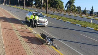 Dur ihtarına uymayan sürücü kaza yapınca motosikleti bırakıp kaçtı