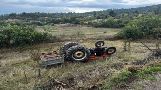 Dursunbeyde traktör devrildi