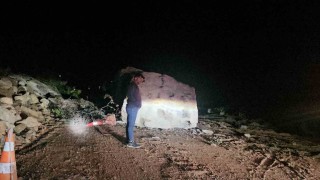 Düşen dev kaya karayolunu ulaşıma kapattı