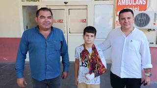 Düşüp kolunu kıran çocuğu aracına alıp hastaneye yetiştirdi