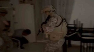 Duvarla örülen gizli bölmedeki dolaptan aranması bulunan 2 şahıs çıktı