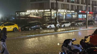 Düzcede şiddetli yağış sokakları göle çevirdi