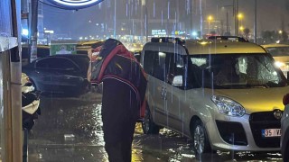 Düzcede şiddetli yağış sokakları göle çevirdi