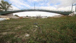 (Düzeltme) Gölde sular çekildi, yatlar karaya oturdu: Aşk Adasının etrafında da su kalmadı