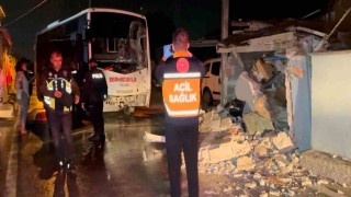 Edirnede minibüs eve girdi