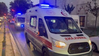 Edirnede motosiklet refüje çarptı: 2 yaralı