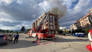 Edremitte apartmanın çatısında yangın çıktı