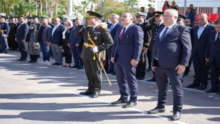 Edremitte Cumhuriyet Bayramı kutlamaları, Atatürk Anıtına çelek sunumuyla başladı