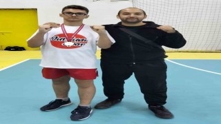 Efe Carl Demirliden kick boks branşında şampiyonluk