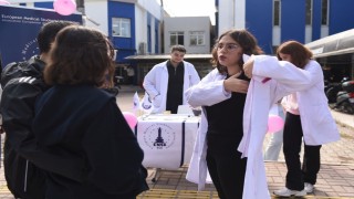 Ege Üniversitesi kampüsünde meme kanseri farkındalık etkinliği
