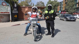 Ekmek parasını motosiklet üstünde kazanan kurye: Evde beni bekleyen 2 çocuğum ve eşim var, hayatta kalmak için kaskı takıyorum