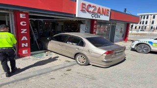 El freni çekilmeyen araç eczaneye girdi