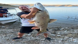 Elazığda balıkçı 70  kiloluk turna yakaladı