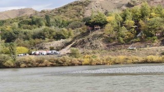 Elazığda korku dolu anlar: 4 kişilik aile nehir ortasında birbirine sarılarak hayatta kaldı