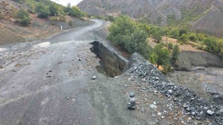Elazığda köy yolunda çökme meydana geldi