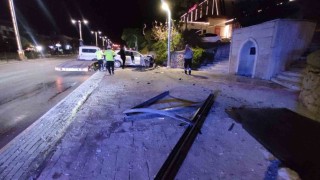 Elazığda otomobil durağa çarptı: 1 yaralı