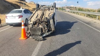 Elazığda otomobil takla attı