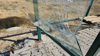 Elazığda şehir magandaları durağın camlarını kırdı