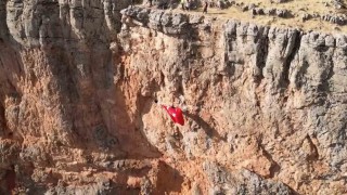Elazığlı dağcılar kayalıklarda Türk bayrağı açtı