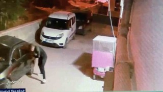 Elindeki bıçakla park halindeki araçların lastiklerini tek tek patlattı: O anlar kameraya yansıdı
