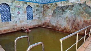 Emet Yeniceköy şifa hamamı havuzunda bulunan devasa kaya ile ilgi odağı