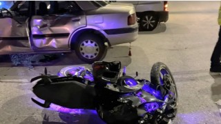 Emette motosiklet otomobile çarptı: 2 yaralı