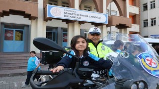 Emniyet ekiplerinden öğrencilere akran zorbalığı ve siber suçlar bilgilendirmesi