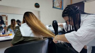 En özel kuaförler yeteneklerini anneleriyle paylaştı