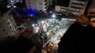 Enkaz başında 14. saat: Hummalı çalışma sürüyor