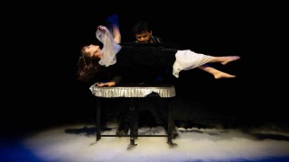 Enver Ertaş iddialı ve eğlenceli yeni gösterisiyle sahnede