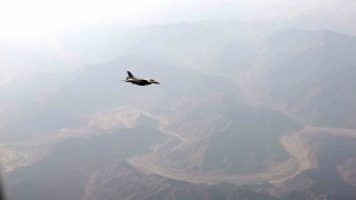 Erdoğanın Maskat Havaalanına inişinde F-16 savaş uçakları eşlik etti