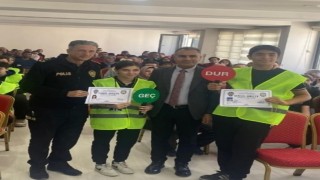 Ereğlide okul geçit görevlisi öğrenciler yeleklerini giydi