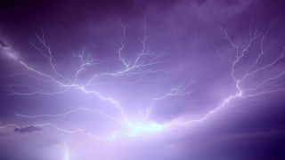 Erzincanda geceyi aydınlatan şimşek ve yıldırımlar kamerada