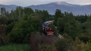 Erzincanda sonbahar manzarası eşliğinde yol alan Doğu Ekspresi