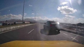 Erzurum-Artvin karayolunda tehlikeli anlar: Kontrolsüz şekilde ana yola çıkan araç kazaya neden oluyordu