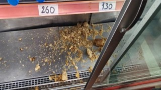 Erzurumda iş yerinde korkutan anlar, Dolapta donan şişe patladı