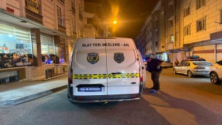 Esenyurtta kahvehaneye silahlı saldırı: Kurşunlar araçlara isabet etti