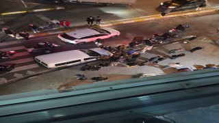 Esenyurtta yol verme tartışması: Kadın motorcuyu kaputunda sürükledi