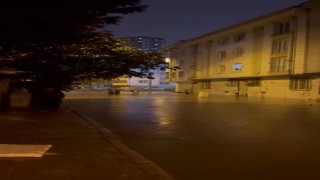 Esenyurtu sağanak vurdu: Yollar göle döndü, evleri su bastı