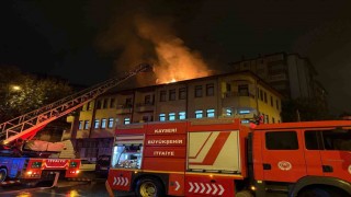 Eşi eve almayınca sinirlenip, binanın çatısını yaktı: 1 gözaltı