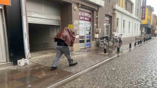 Eskişehirde aniden bastıran yağış vatandaşlara zor anlar yaşattı