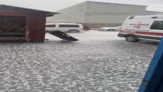 Eskişehirde dolu yağışı: Sokak saniyeler içinde beyaza büründü