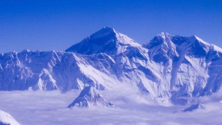 Everestte kurtarılmayı bekleyen 200 dağcı tahliye edildi