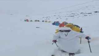 Everestteki kar fırtınası nedeniyle bin kişi dağda mahsur kaldı