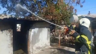 Evin damında çıkan yangına yoldan geçen tanker müdahale etti