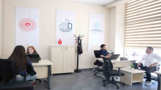 Evini yenilemek isteyen ofislere koşuyor